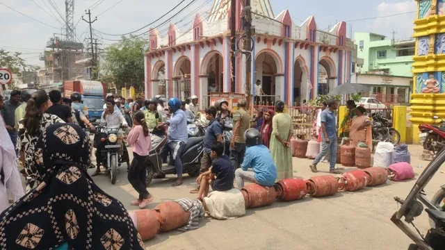 रांची में गैस सिलिंडर की किल्लत पर उपभोक्ताओं का प्रदर्शन, सड़क जाम