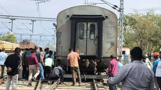 लालकुआं रेलवे स्टेशन पर बड़ा हादसा टला, ढलान में खिसककर पटरी से उतरा गार्ड कोच