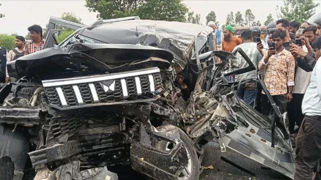 बरेली: टैंकर से टकराई बोलेरो और बाइक, पांच लोगों की मौत