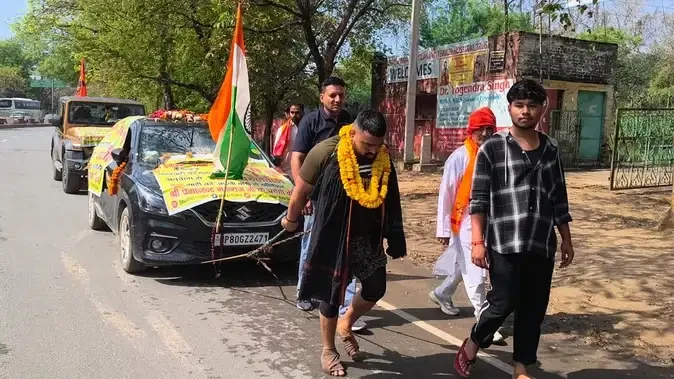 संत प्रेमानंद से मिलने के लिए पहलवान ने दो कारों को 90 किमी तक खींचा
