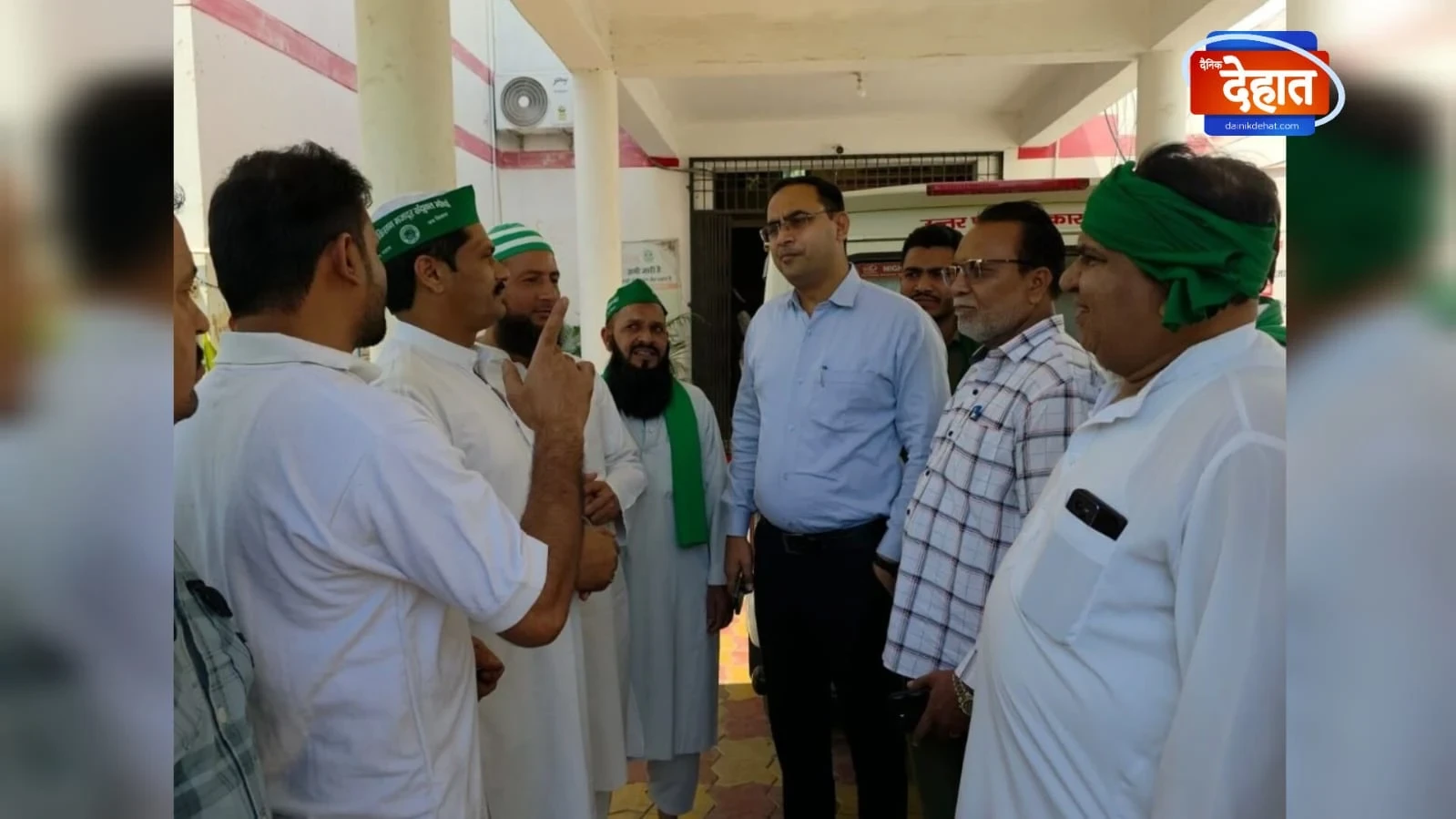 मुजफ्फरनगर में महंगी किताबों को लेकर अभिभावकों ने किया विरोध प्रदर्शन