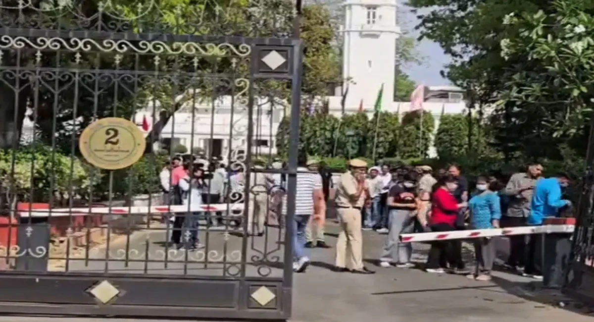 दिल्ली विधानसभा में सुरक्षा में चूक, नकाबपोश ने गेट तोड़कर किया प्रवेश