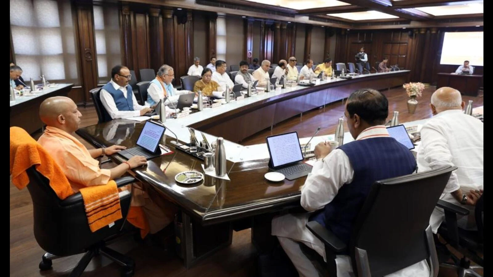 यूपी कैबिनेट की बैठक मंगलवार को, आईएएस वीआरएस और एआई लर्निंग पर होगी चर्चा