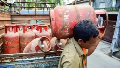 मोतीपुर में अवैध गैस कटिंग का पुलिस ने किया भंडाफोड़, 54 सिलिंडर बरामद