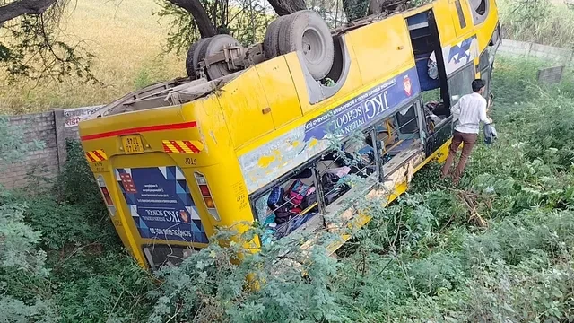 मेरठ: स्कूल बस पलटने से हड़कंप, 50 से अधिक बच्चों को सुरक्षित निकाला गया बाहर