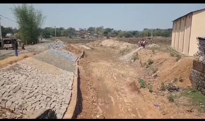 गुमला का जीवनदायी तालाब खतरे में!, ग्रामीणों ने किया प्रदर्शन का एलान