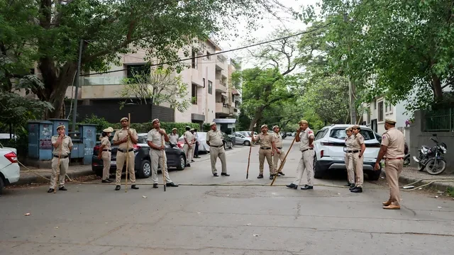 हैदराबाद में पवन खेड़ा के आवास के बाहर लगे बैरिकेड्स, सुरक्षा बल तैनात