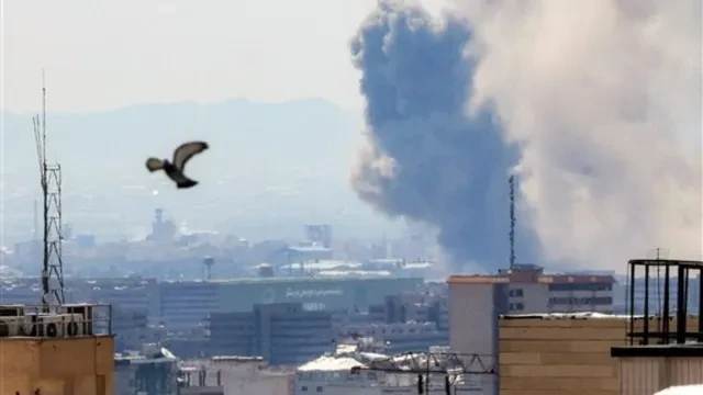 खाड़ी क्षेत्र में तनाव जारी: अमेरिका-ईरान सीजफायर के बावजूद मिसाइल और ड्रोन हमले