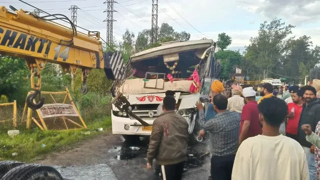 गुरदासपुर में प्राइवेट बस पलटी, 35 यात्री घायल, चार की हालत गंभीर