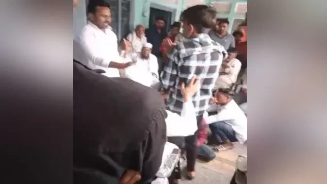 दो बहनों को ले जाने पर गांव में पंचायत, दो भाइयों और उनके पिता को किया गंजा