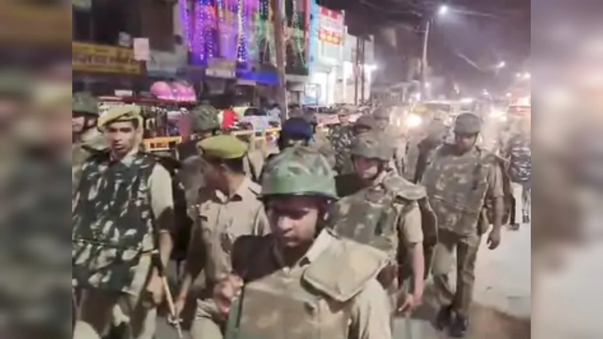 मुजफ्फरनगर में एसपी देहात के नेतृत्व में पुलिस ने संवेदनशील इलाकों में की पैदल गश्त