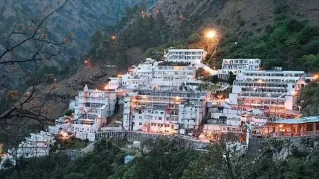 कटड़ा में बारिश के बीच भी वैष्णो देवी यात्रा जारी, हेलीकॉप्टर सेवाएं बाधित