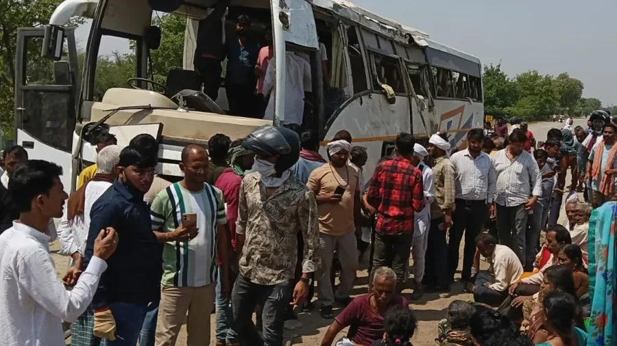 गाजीपुर में टूरिस्ट बस पलटी, महिला की मौत और 22 घायल