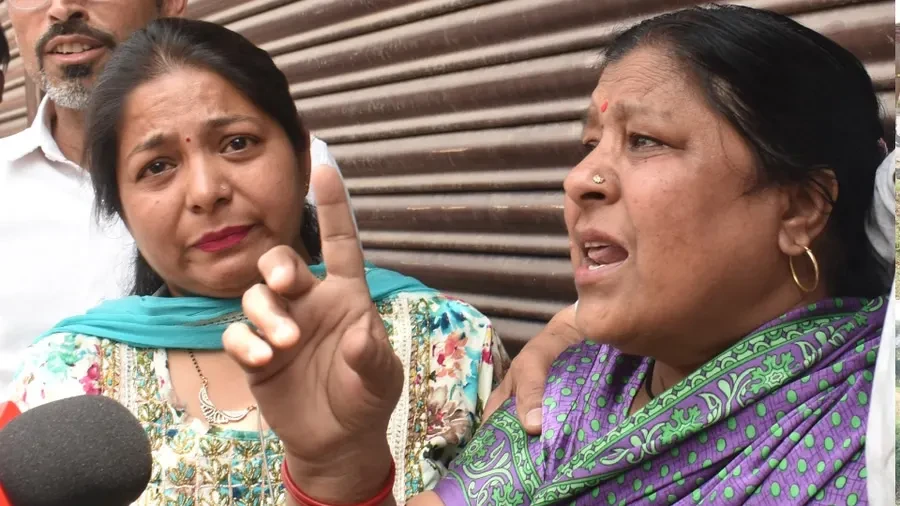 मेरठ: 'मर जाऊंगी...पर दुकान सील न होने दूंगी', अफसरों के आगे गिड़गिड़ाती रही महिला