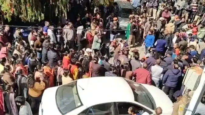 चंबा मेडिकल कॉलेज के बाहर आउटसोर्स कर्मचारियों ने किया चक्का जाम