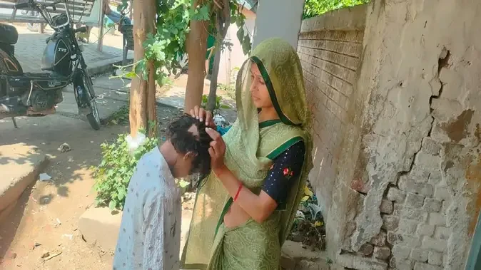 एटा में स्कूल में मासूम छात्रा पर शिक्षक का क्रूर व्यवहार, बाल तक खींचे गए