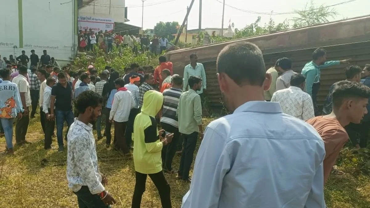 बालोद में सड़क हादसा: दुर्ग-दल्लीराजहरा बस खाई में पलटी, कई यात्री घायल