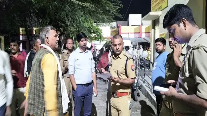 कासगंज में ट्रैक्टर ट्रॉली पलटी से तीन की मौत, तीन गंभीर घायल