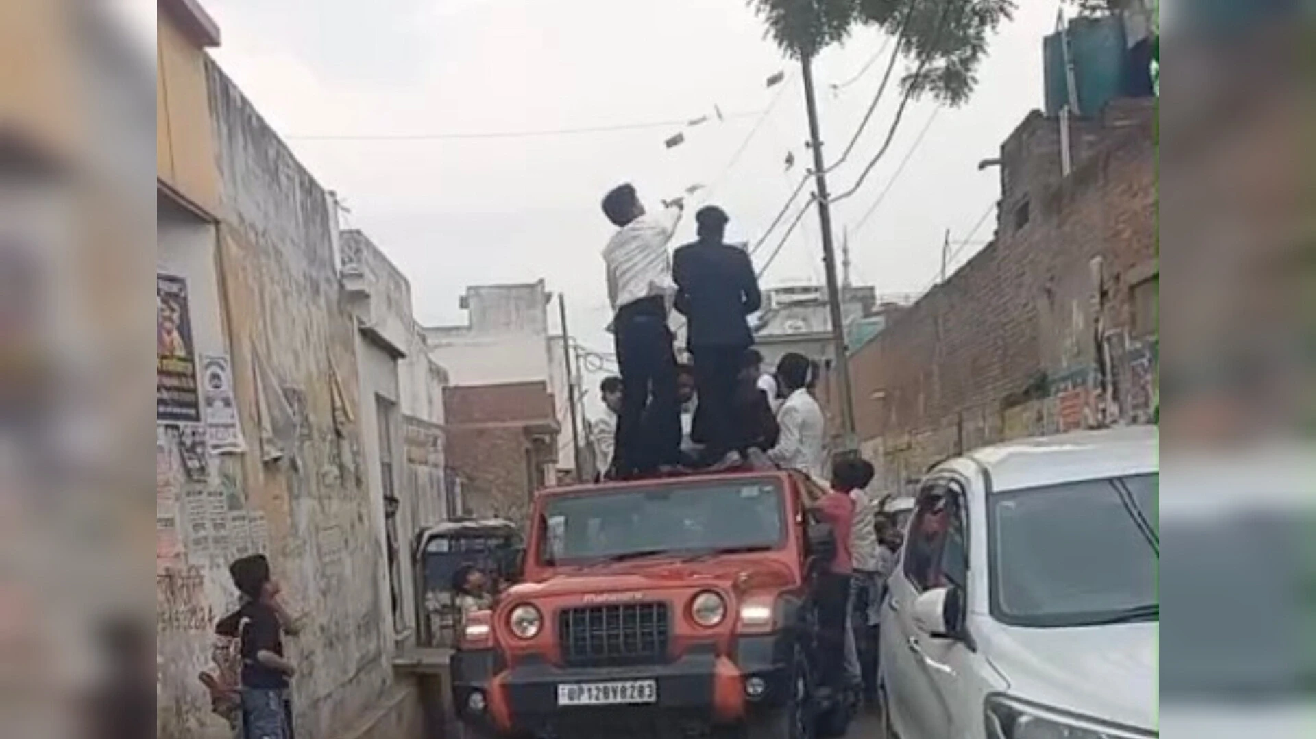 मुजफ्फरनगर में चलती थार पर स्टंट, नोट उड़ाते युवक… वीडियो देख चौंक जाएंगे