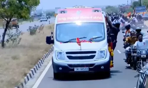 विजय के रोड शो के दौरान हादसा, सेल्फी लेने की कोशिश में बाइक सवार घायल