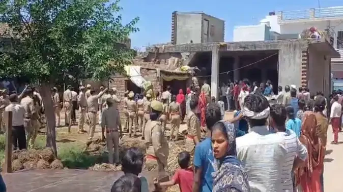 सहारनपुर में बिना अनुमति रखी रविदास प्रतिमा, हटाने पहुंचे अफसरों पर छत से फेंकी ईंट