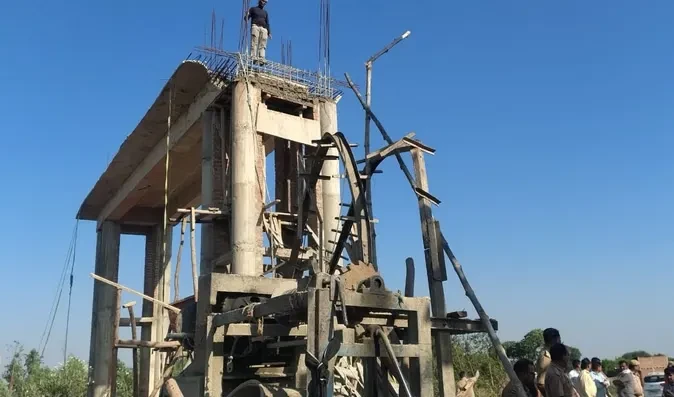 उरई में निर्माणाधीन प्रवेश द्वार ढहा, पांच मजदूर दबे, दो की हालत गंभीर