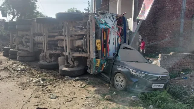 एटा में भीषण सड़क हादसा, बस-ट्रक की टक्कर में दर्जनभर यात्री घायल