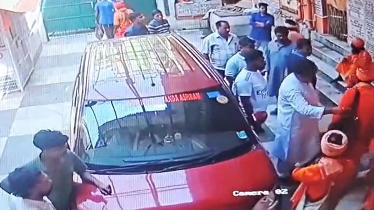 भवानीपुर में आश्रम विवाद, साधुओं से दुर्व्यवहार के आरोप से गरमाई राजनीति