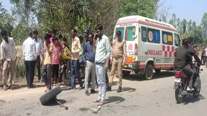 सीतापुर में बस और कार की टक्कर, 25 यात्री घायल