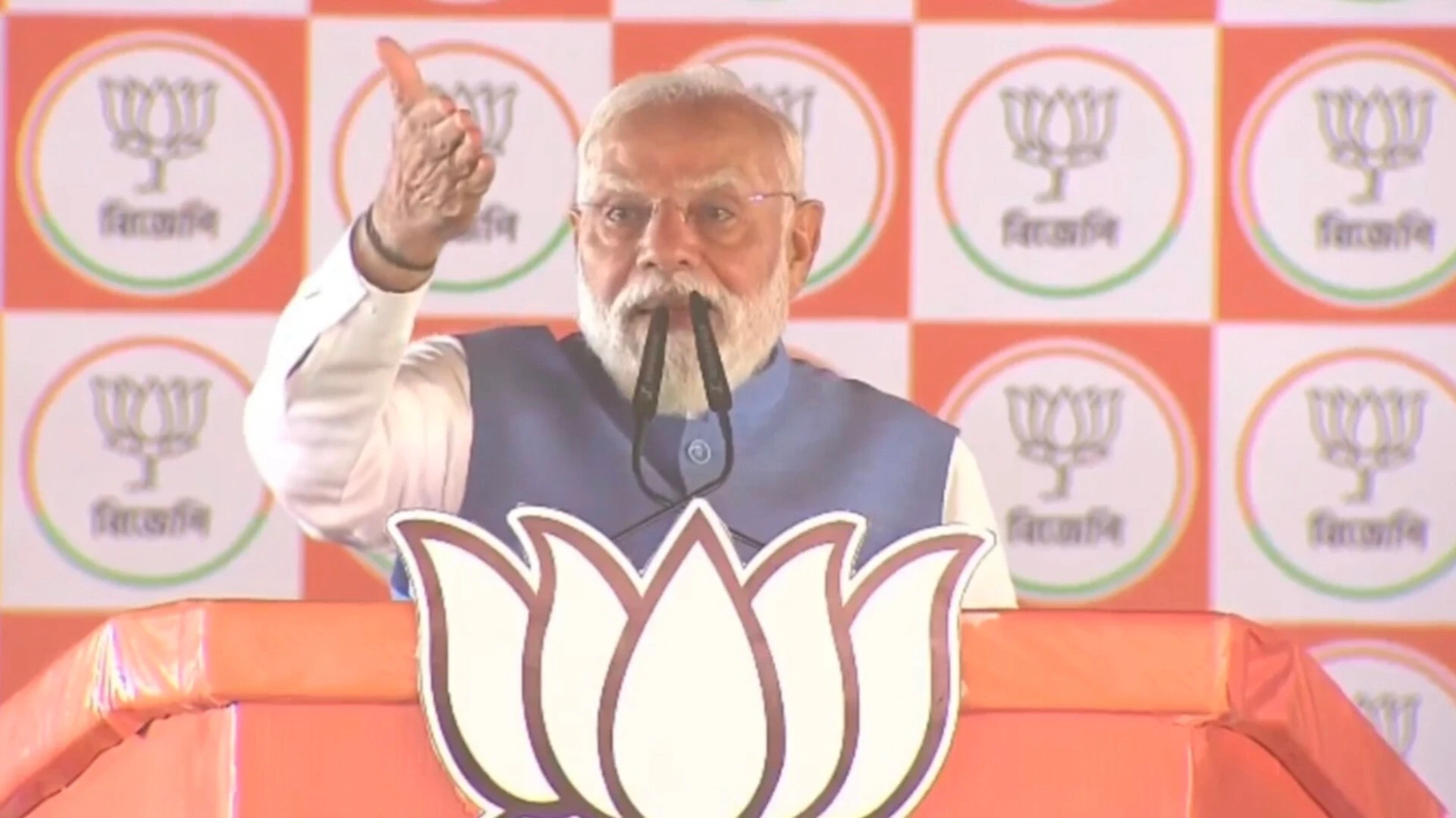 मुर्शिदाबाद रैली में बोले पीएम मोदी- ‘लेफ्ट की कार्बन कॉपी है टीएमसी’, बदलाव तय