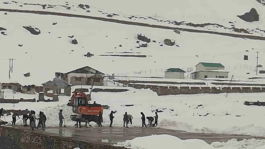 केदारनाथ धाम बर्फ की सफेद चादर से ढका, चारधाम यात्रा की तैयारियां तेज