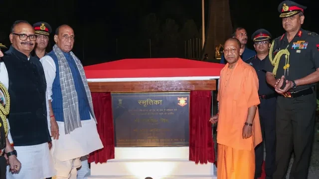 लखनऊ: सैन्य इतिहास पर आधारित लेजर शो का राजनाथ-योगी ने किया उद्घाटन
