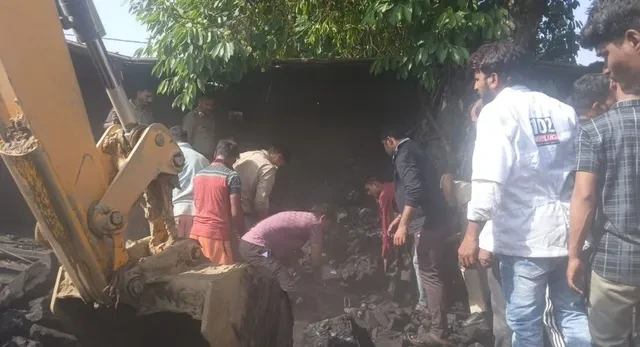 कन्नौज में बड़ा हादसा, कोयला लदा ट्रक पलटा; कई लोग फंसे