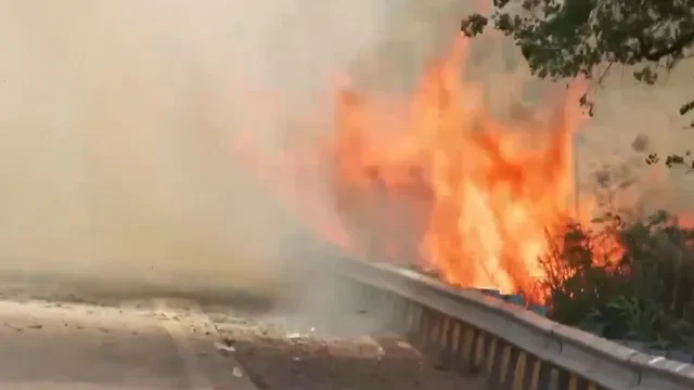 राजघाट बस डिपो के पास झाड़ियों में लगी आग, इलाके में फैला घना धुआं