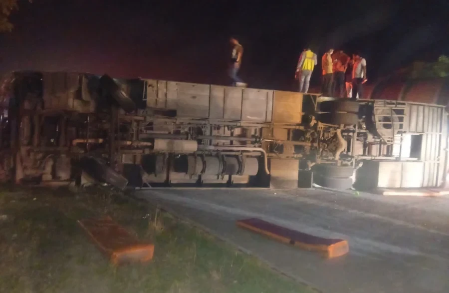 यूपी: यमुना एक्सप्रेसवे पर स्लीपर बस पलटी, मची चीख-पुकार