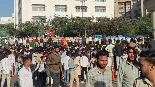 नोएडा में कर्मचारियों का प्रदर्शन, सैलरी बढ़ोतरी की मांग पर सड़क जाम