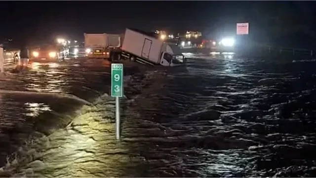 सऊदी अरब में भारी बारिश से बाढ़, मौसम विभाग ने जारी किया अलर्ट