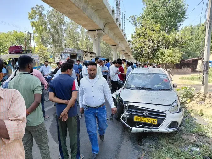 मेरठ: डिवाइडर से टकराकर नाले में गिरी बैंक मैनेजर की कार, घायल