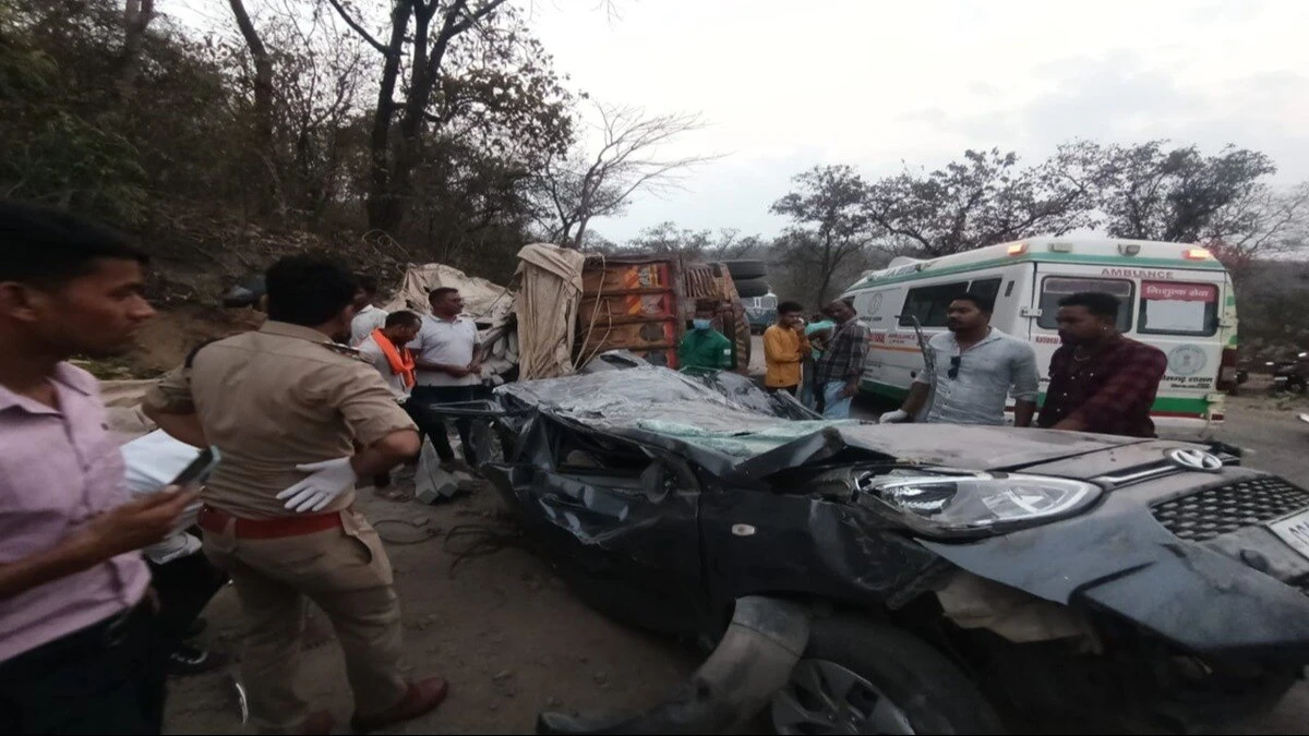 ठाणे: पुल पर सीमेंट मिक्सर से वाहन की टक्कर, 9 की मौत; 3 घायल