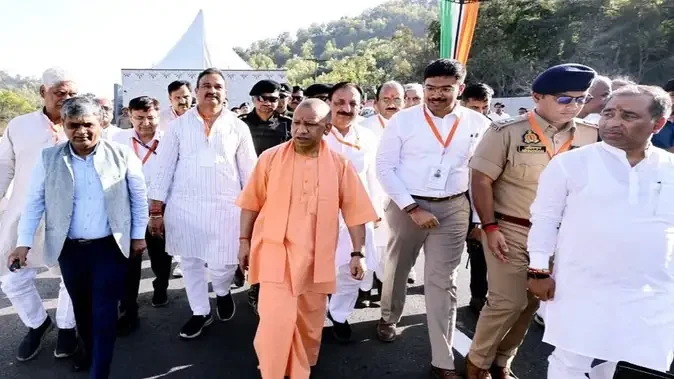 सहारनपुर पहुंचे सीएम योगी, पीएम के कार्यक्रम की तैयारियों का लिया जायजा