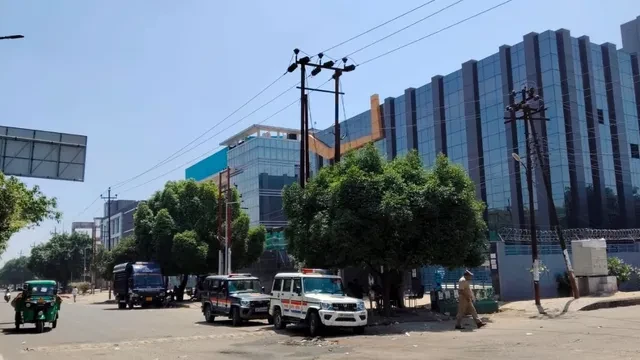 नोएडा में वेतन वृद्धि आंदोलन पांचवें दिन भी जारी, पुलिस ने संभाली स्थिति