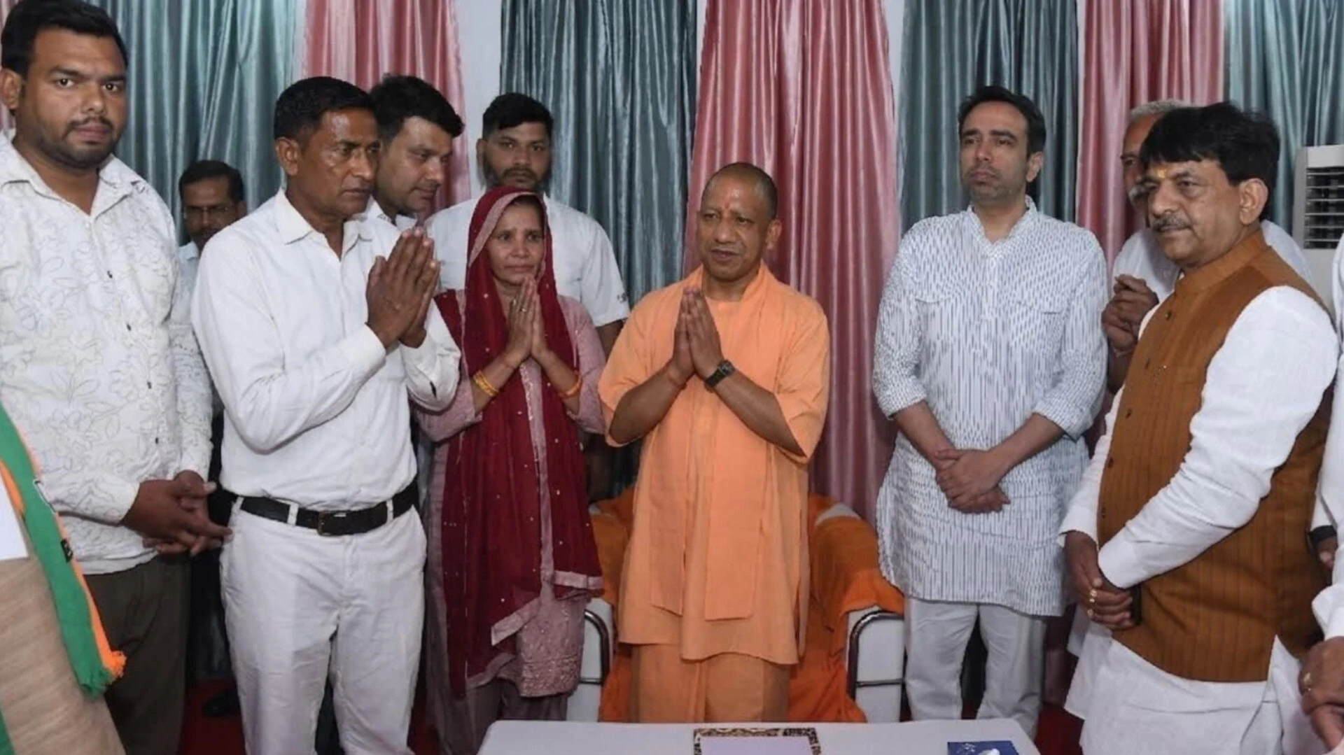 मुजफ्फरनगर: सीएम योगी ने दिवंगत भाजपा नेता के परिजनों से मिलकर जताई संवेदना