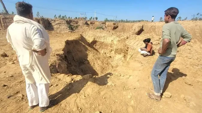 ईंट भट्ठे पर खेलते पांच बच्चों पर गिरी मिट्टी की ढांग, दो मासूमों की दबकर मौत