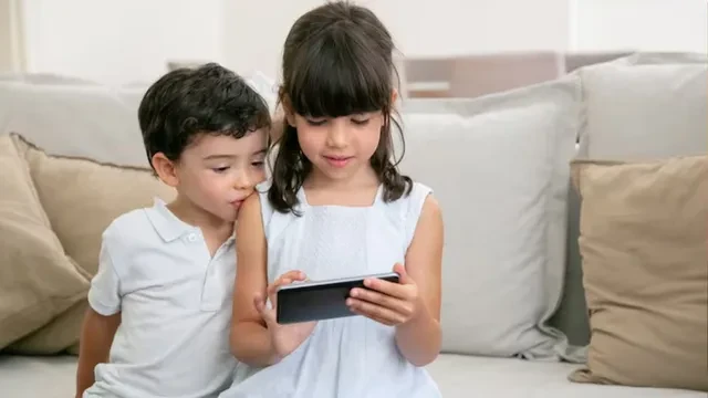 12 साल से पहले बच्चों को स्मार्टफोन देना बन रहा है डिप्रेशन का कारण