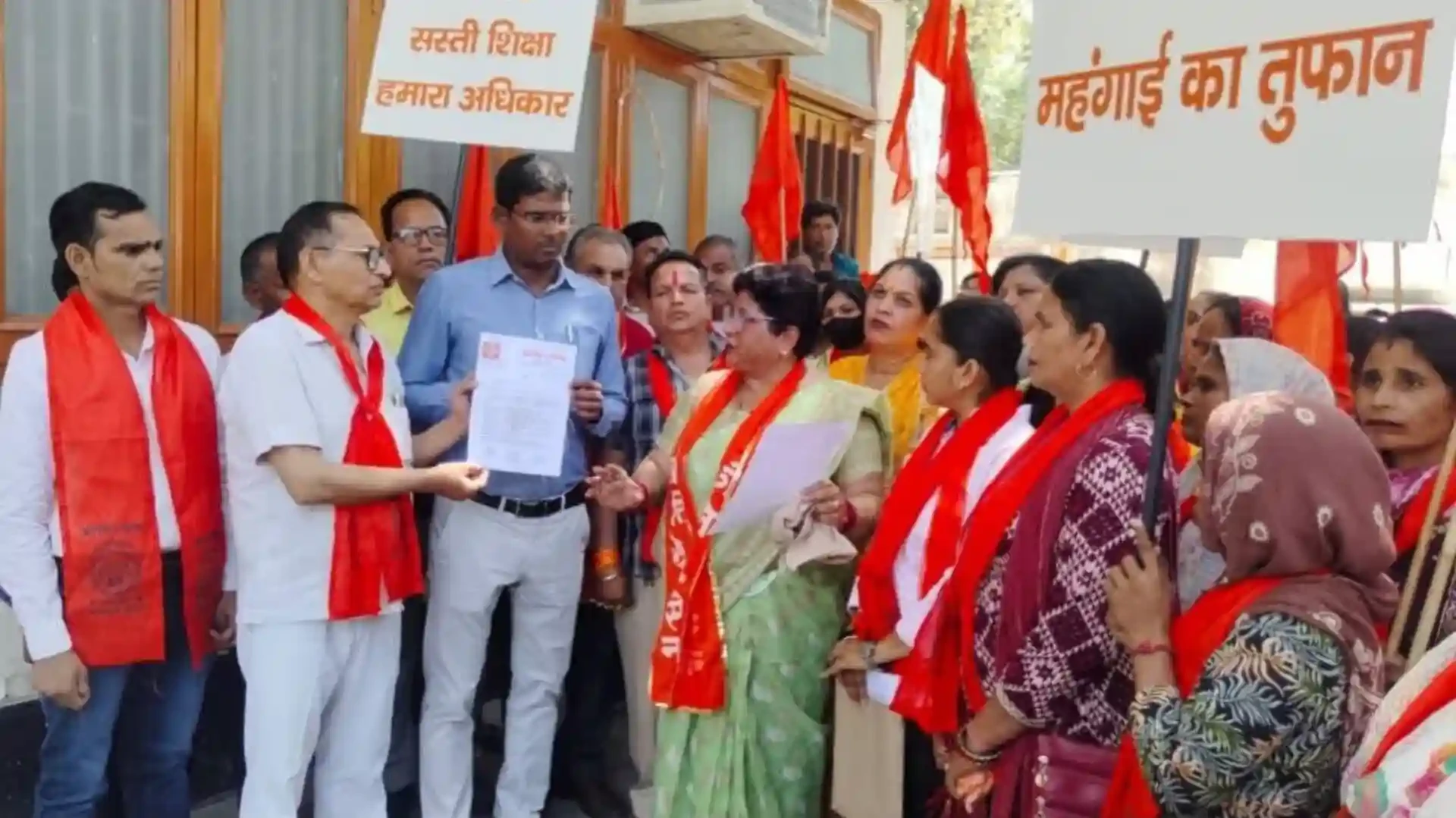 मुजफ्फरनगर: क्रांतिसेना महिला मोर्चा का प्रदर्शन, निजी स्कूलों की मनमानी पर जताई नाराजगी