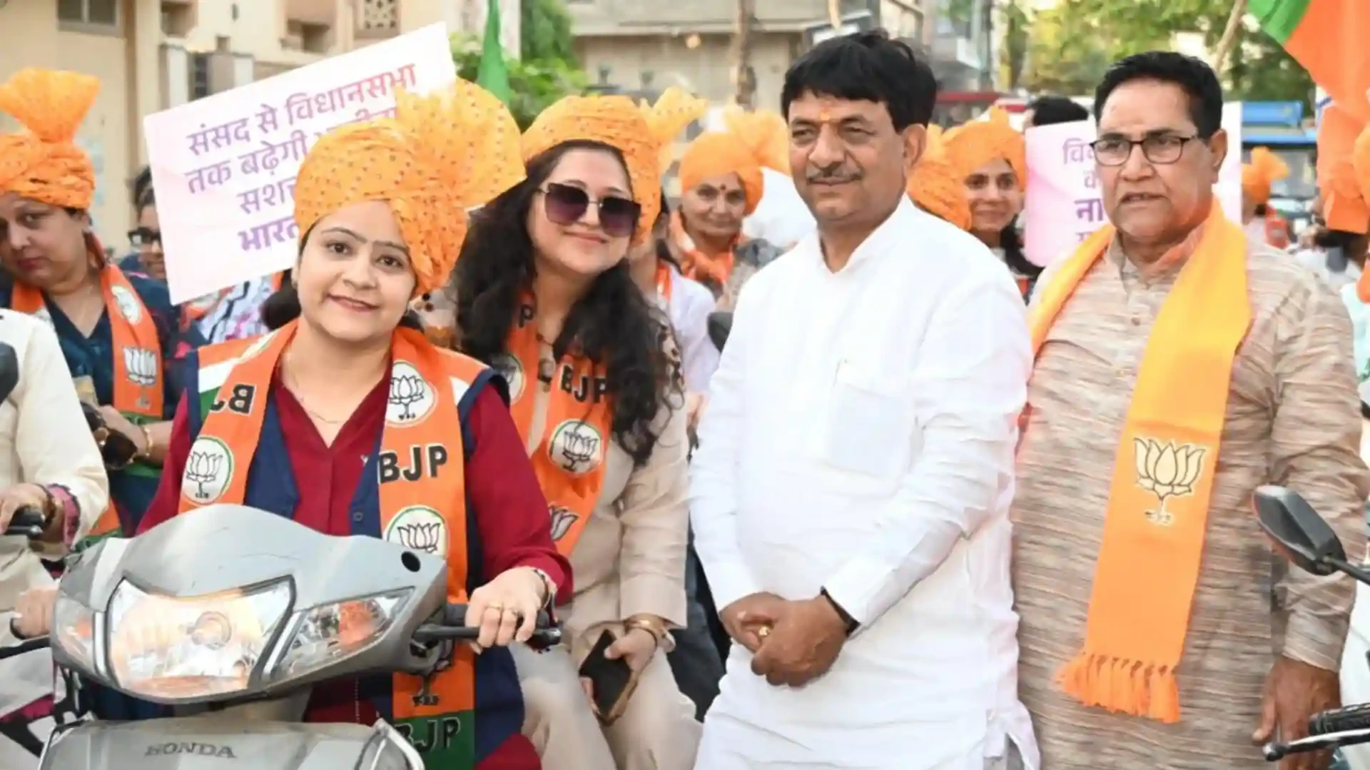 मुजफ्फरनगर में महिला आरक्षण के समर्थन में स्कूटी रैली, मंत्री कपिल देव ने दिखाई हरी झंडी