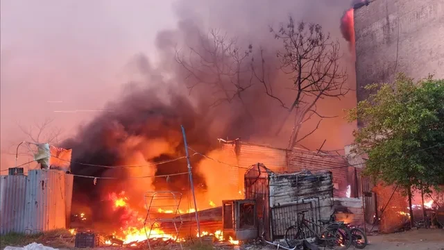 लखनऊ में झुग्गियों में लगी भीषण आग, धमाकों से मची भगदड़, कई झोपड़ियां जलकर खाक