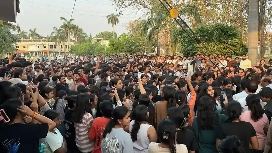 यूपी: महिला हॉस्टल में पुरुष प्रोफेसर के पहुंचने पर भड़कीं छात्राएं, चार घंटे चला प्रदर्शन