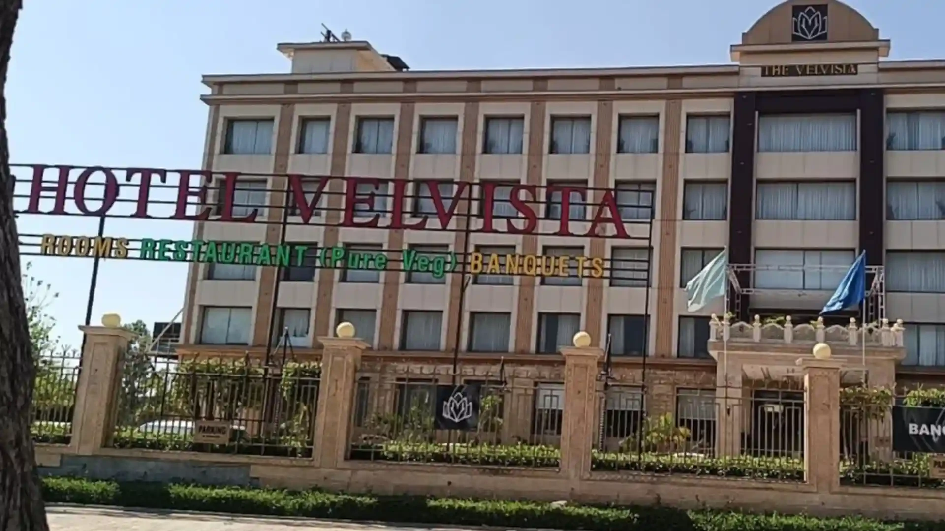 मुजफ्फरनगर: होटल वेल विस्टा पर जीएसटी की छापेमारी से मचा हड़कंप