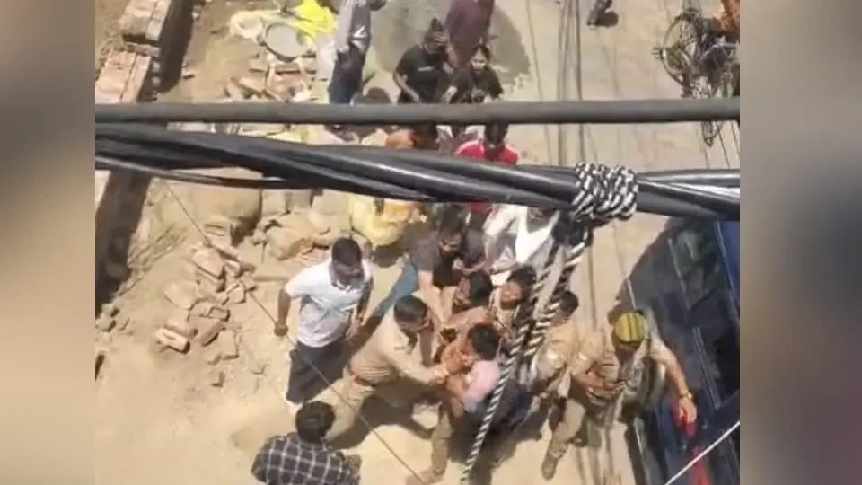 खतौली में हंगामा: गांजा तस्करी के आरोपी को भीड़ ने पुलिस से छुड़ाया